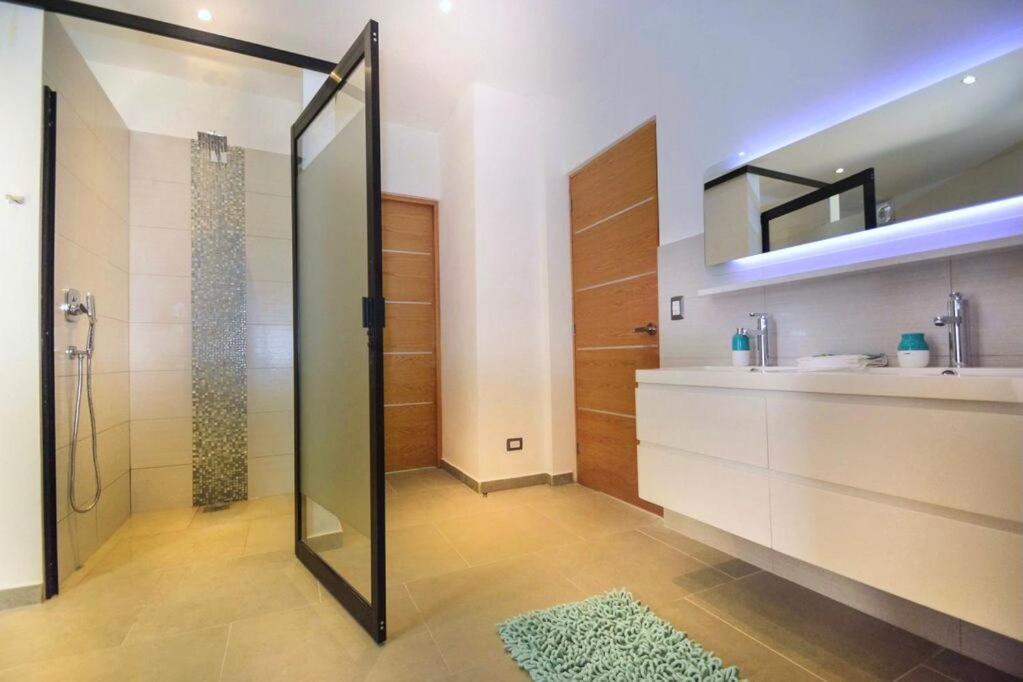 Pearl, 5 Minutes Walk To The Private *